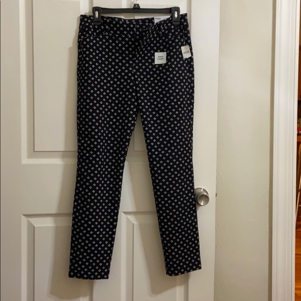 Old Navy Mid-Rise Black/White Pixie Pant Size 6